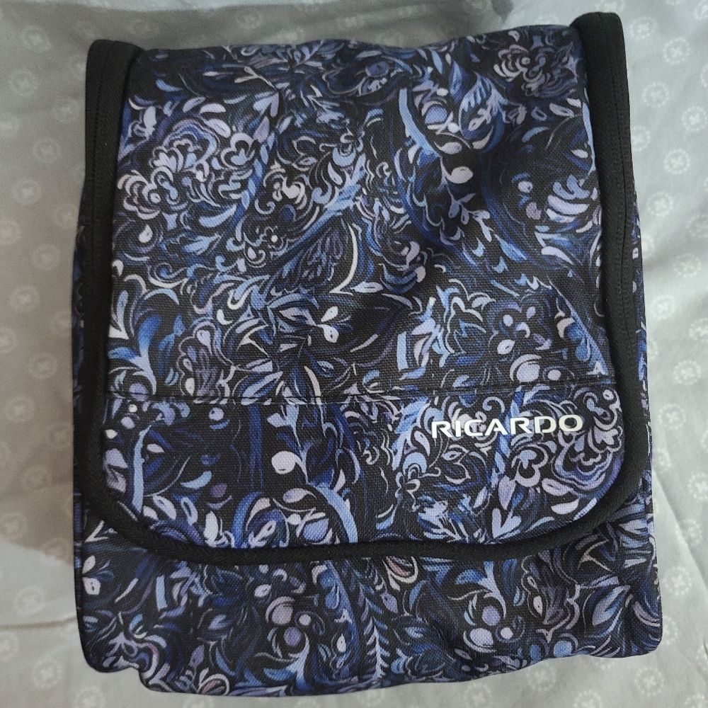 Ricardo hanging toiletry bag